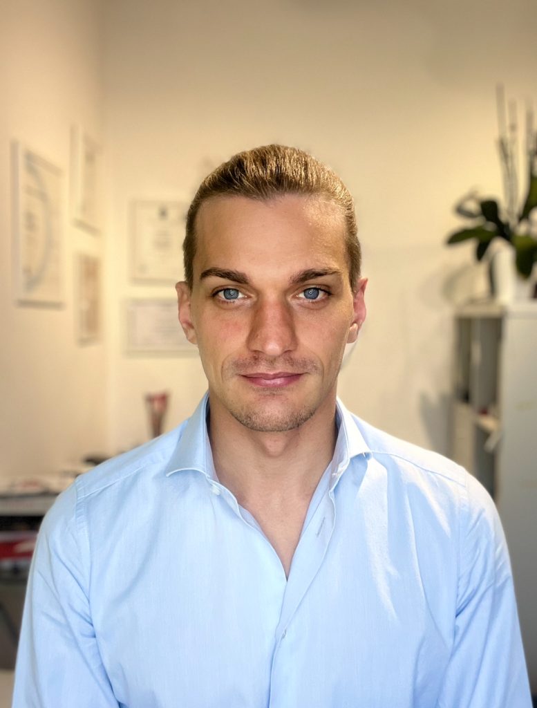 Foto in primo piano dell'osteopata Alberto Pollesel